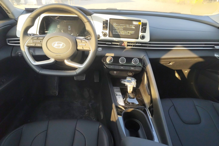 现代 伊兰特 2023款 1.5L CVT GLX精英版中控内饰7002