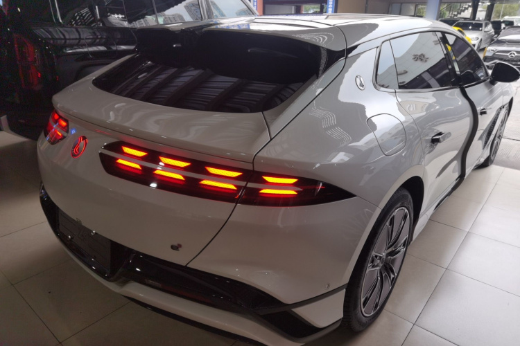 腾势Z9GT 2024款 1100四驱Max版车身外观7