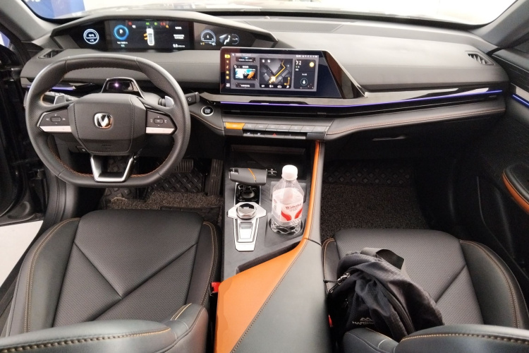 长安UNI-V 2022款 1.5T 尊贵型中控内饰7002