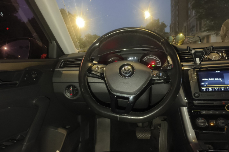 大众 帕萨特 2017款 330TSI DSG尊荣版中控内饰13