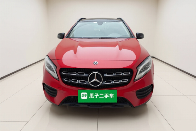 奔驰GLA 2018款 GLA 220 4MATIC 运动型车身外观2
