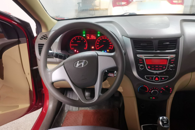 现代 瑞纳 2010款 三厢 1.4L 手动舒适型GS中控内饰13