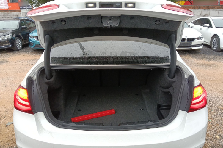 宝马3系 2017款 318i 时尚型机舱底盘23