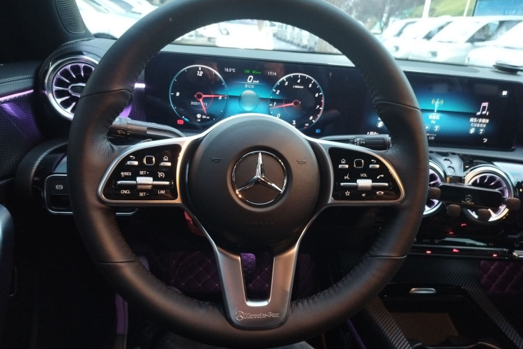 奔驰A级 2021款 A 200 L 运动轿车动感型中控内饰13