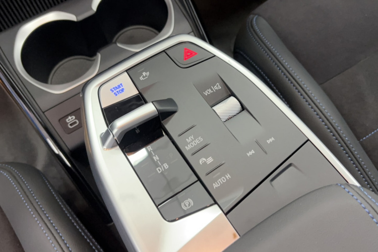 宝马iX1 2025款 eDrive25L M运动套装中控内饰7009