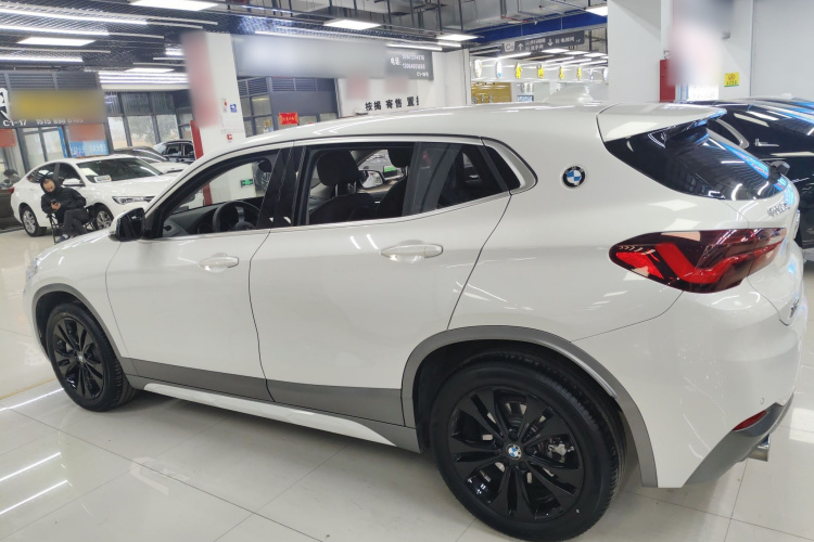 宝马X2 2023款 sDrive25i M越野套装车身外观4