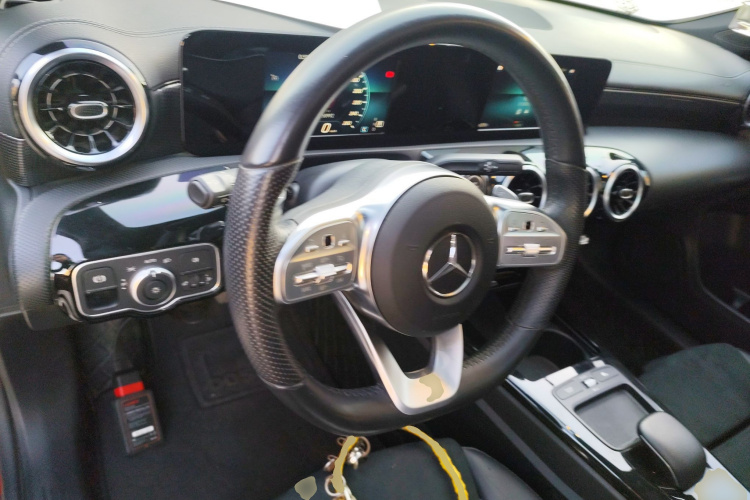 奔驰A级 2019款 改款 A 180 L 运动轿车中控内饰13