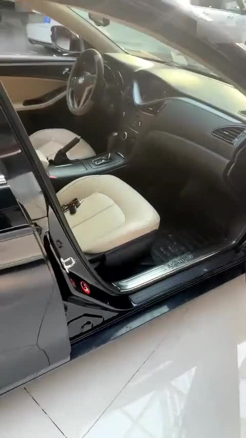 奔腾B70 2014款 2.0L 自动豪华型讲解2