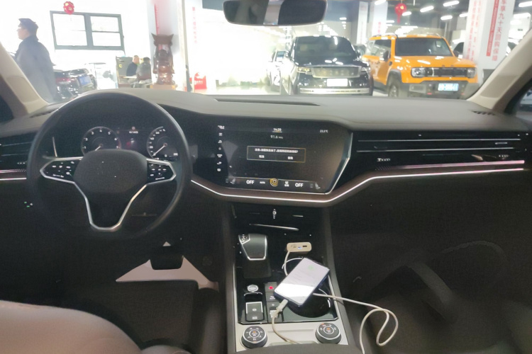 大众 途锐 2022款 3.0TSI 锐享版 曜黑运动套装中控内饰12