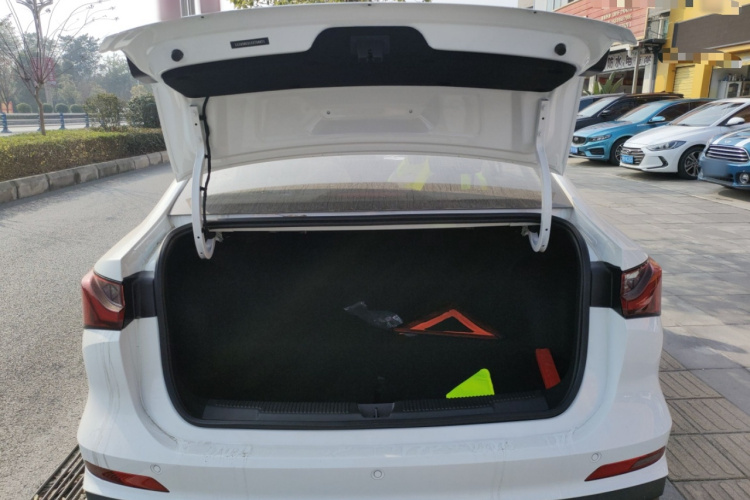 荣威i5 2026款 1.5L CVT豪华版机舱底盘23