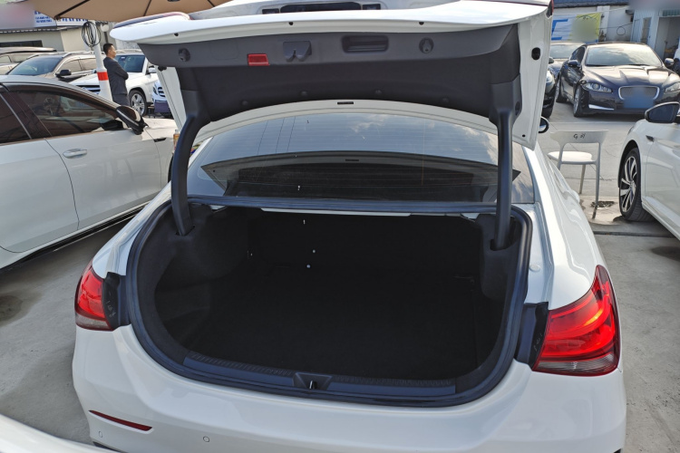 奔驰A级 2020款 A 180 L 运动轿车机舱底盘23