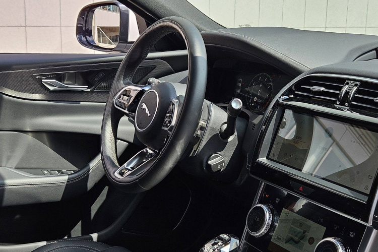 捷豹XEL 2023款 2.0T 250PS R-DYNAMIC S进取运动版中控内饰7009