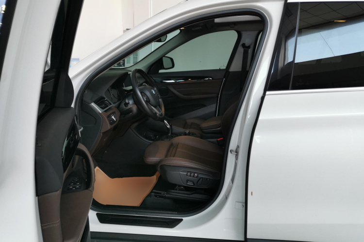 宝马X1 2020款 sDrive20Li 时尚型中控内饰19