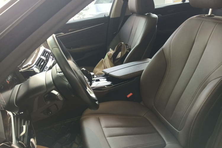 宝马5系 2019款 525Li 豪华套装中控内饰19