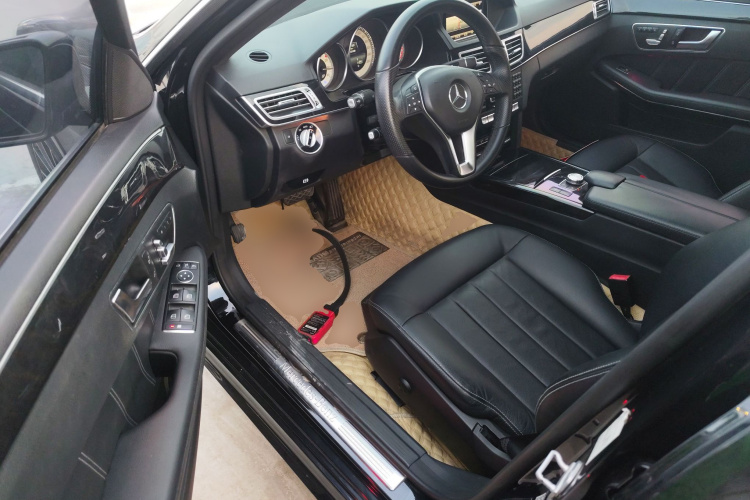奔驰E级 2014款 改款 E 300 L 运动型中控内饰20
