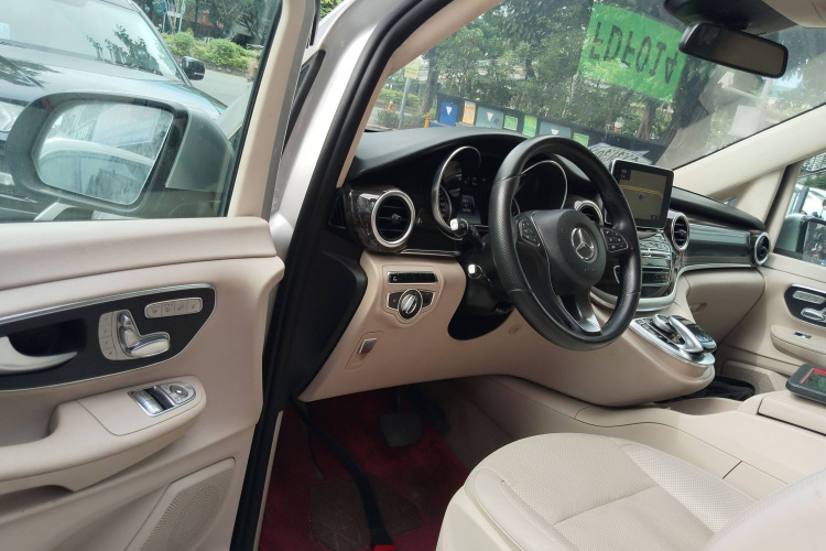 奔驰V级 2017款 V 260 领航版中控内饰20