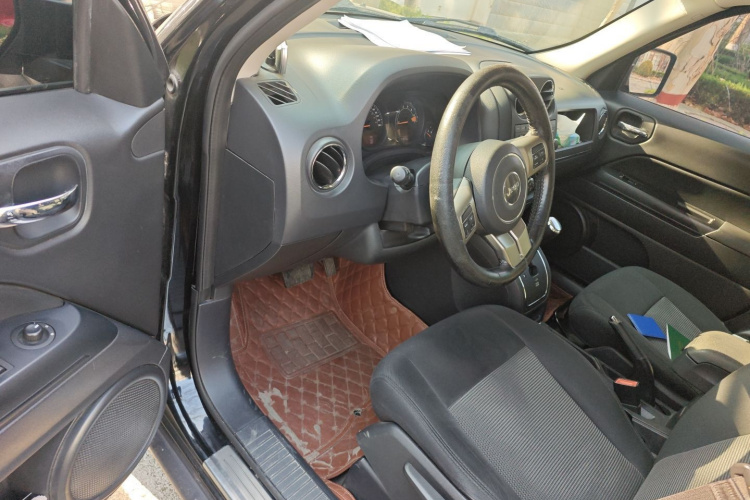 Jeep 自由客 2015款 2.4L 运动版中控内饰20