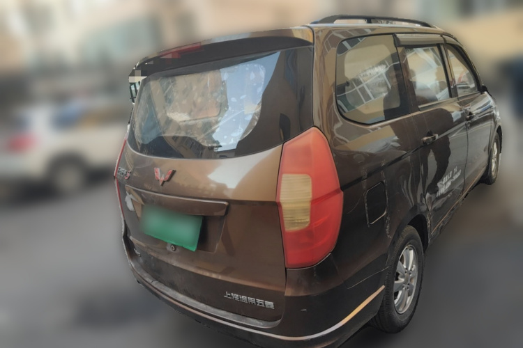 五菱汽车 五菱宏光 2016款 1.5L 改款S舒适型车身外观7