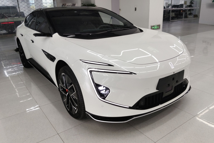 阿维塔12 2024款 650 三激光四驱GT版车身外观3