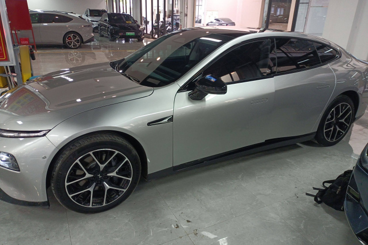 小鹏P7 2023款 P7i 610 Max 性能版车身外观4