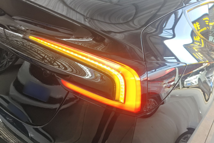 特斯拉 Model 3 2023款 长续航全轮驱动版车身外观9