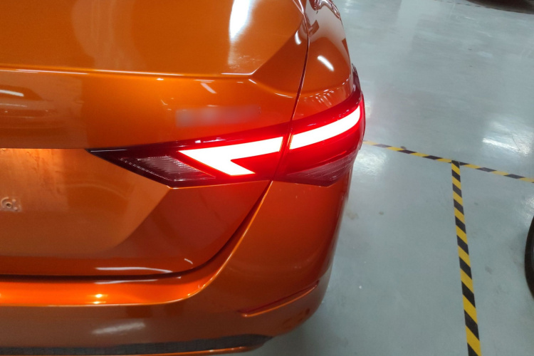 日产 轩逸 2021款 1.6L TOP CVT奢享版车身外观9