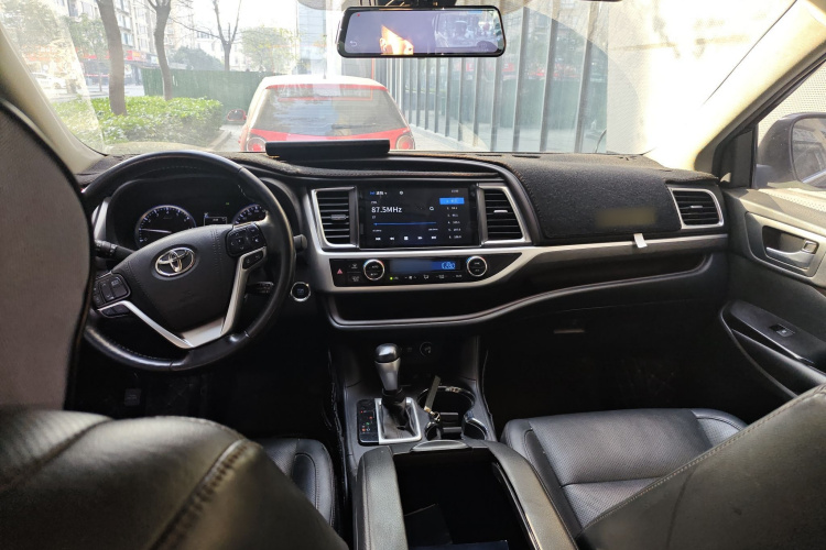 丰田 汉兰达 2018款 2.0T 四驱至尊版 7座 国VI中控内饰7002