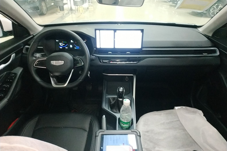 吉利汽车 帝豪 2026款 第4代 400万纪念款 1.5L 手动超越型中控内饰12