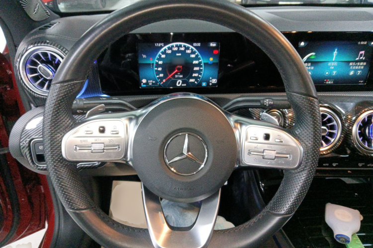 奔驰A级 2019款 改款 A 180 L 运动轿车中控内饰13
