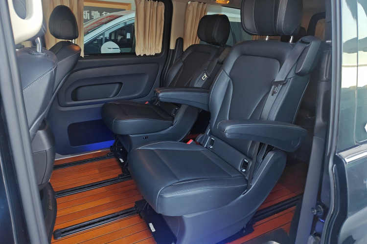 奔驰 威霆 2018款 2.0T 商务版 国VI中控内饰7004