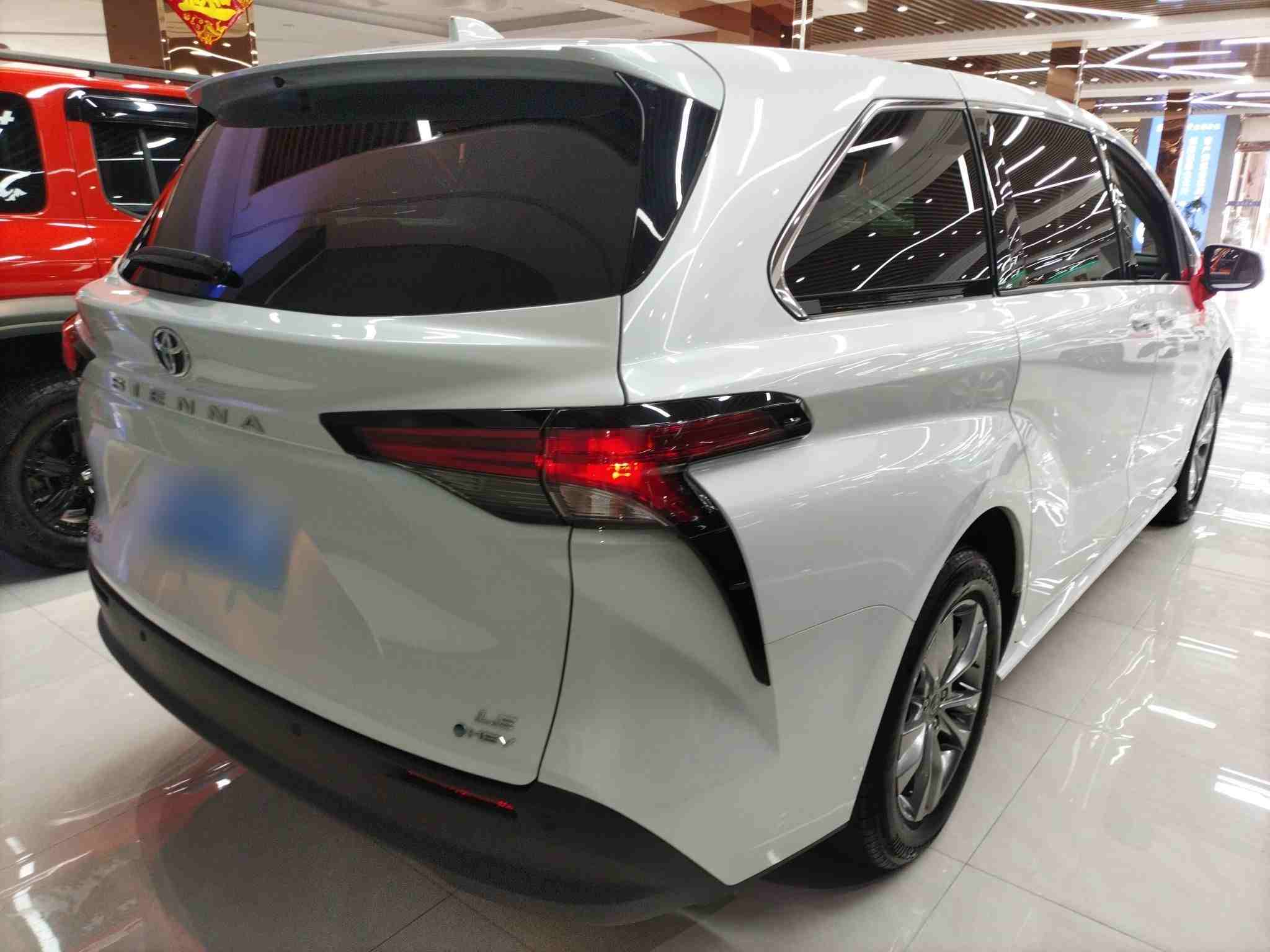 车辆右后45度外观展示