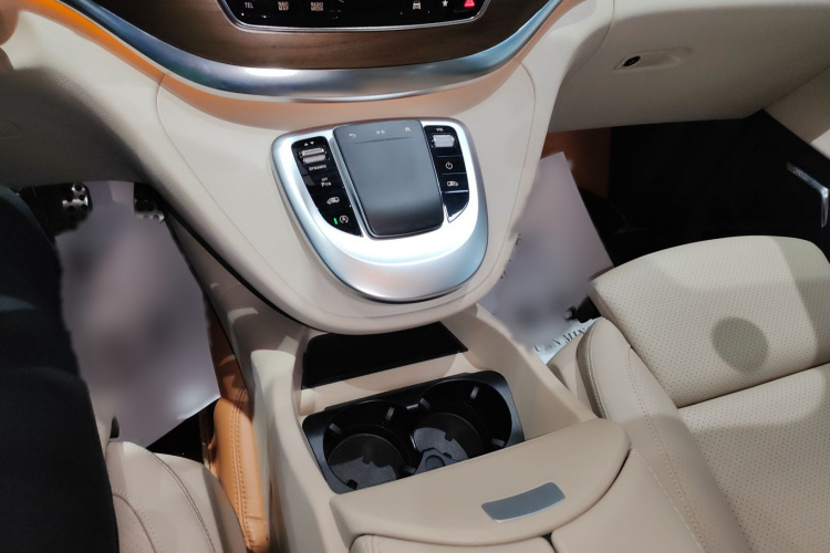 奔驰V级 2022款 V 260 尊贵版局部细节18