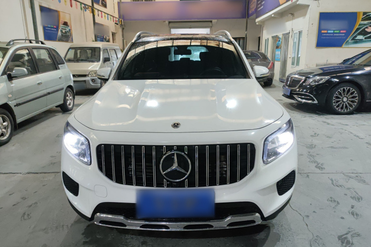 奔驰GLB 2022款 GLB 200 动感型车身外观2