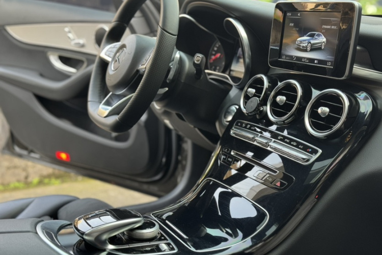 奔驰C级 2017款 改款 C 200 运动版中控内饰7007