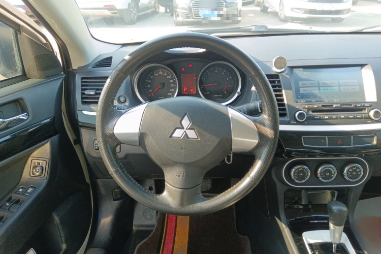 三菱 翼神 2016款 1.8L CVT黑白复刻版中控内饰13