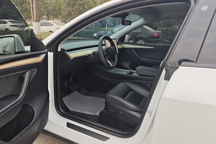 特斯拉 Model Y 2022款 改款 后轮驱动版中控内饰7001