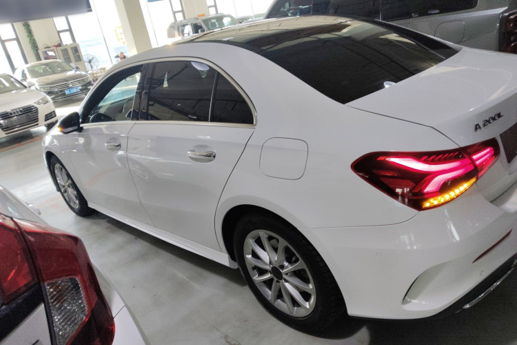 奔驰A级 2022款 改款 A 200 L 运动轿车时尚型车身外观4