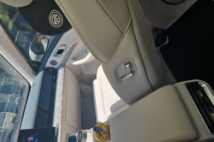 哪吒汽车 哪吒L 2024款 增程 310 闪充PRO版中控内饰7004