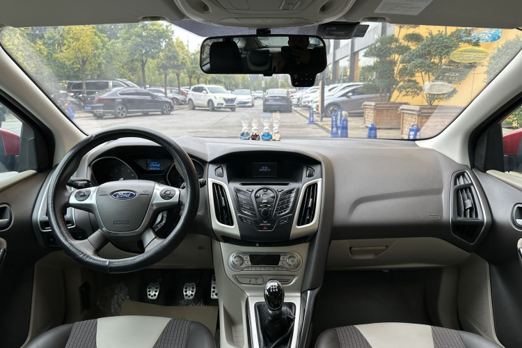 福特 福克斯 2012款 两厢 1.6L 手动风尚型中控内饰7004