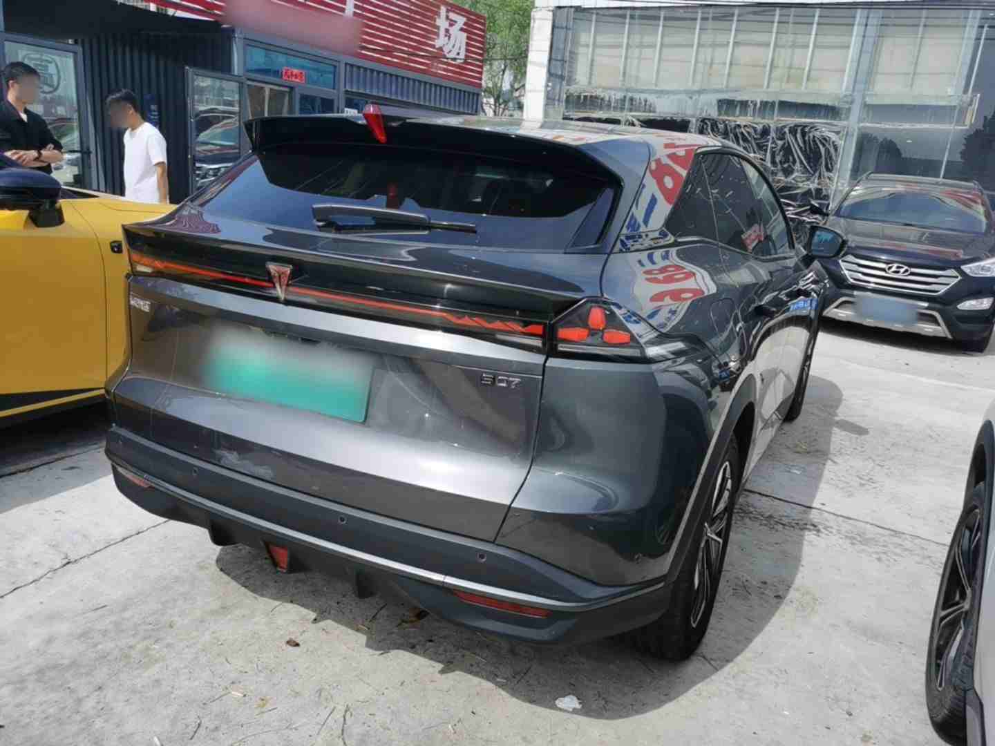 车辆右后45度外观展示