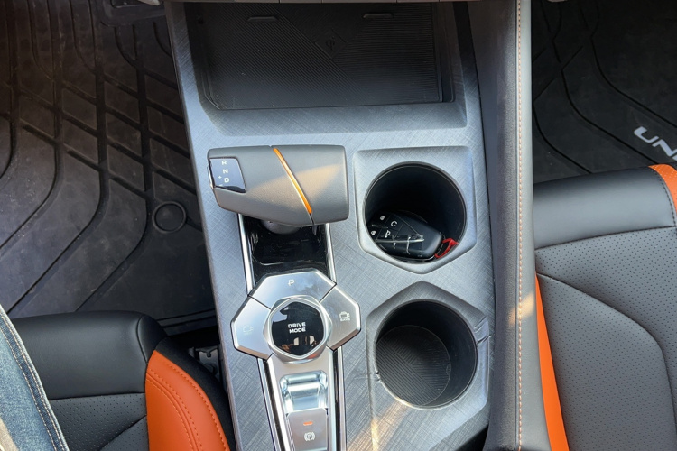 长安UNI-V 2024款 1.5T 尊贵运动型局部细节18