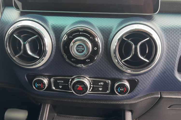 北京BJ40 2018款 PLUS 2.3T 自动四驱尊享版 国V局部细节9001