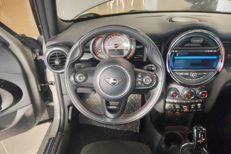 MINI 2019款 1.5T COOPER 赛车手 五门版中控内饰13