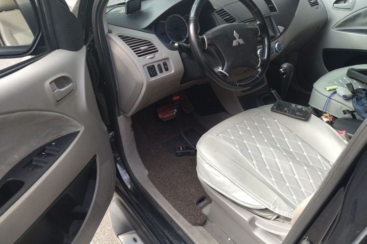 三菱 君阁 2011款 2.0L 自动挡豪华型中控内饰20