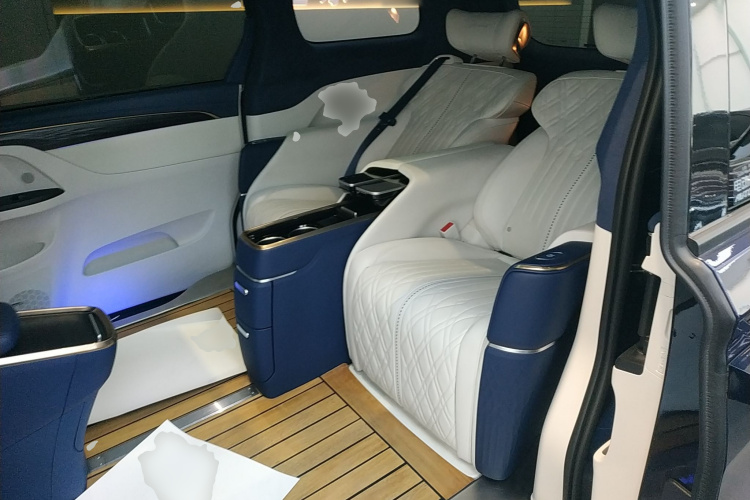 别克GL8 2020款 Avenir艾维亚 四座尊礼版中控内饰21