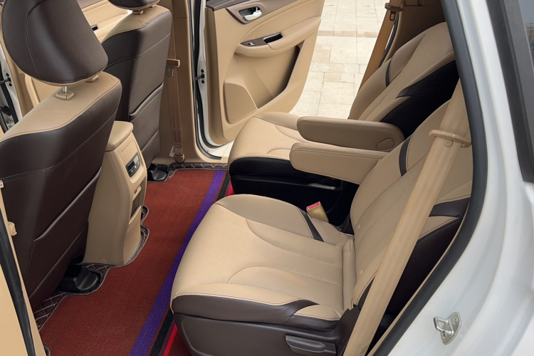 宝骏730 2017款 1.8L iAMT豪华型 7座中控内饰7004