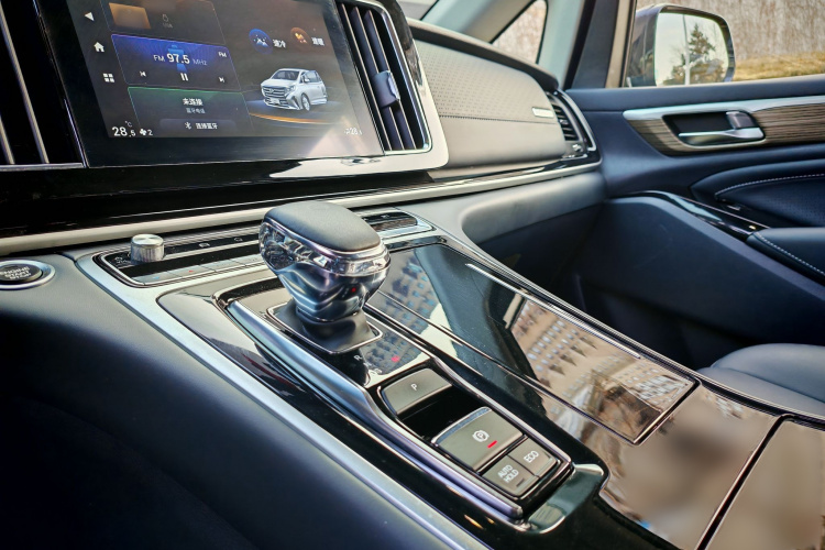 广汽传祺 传祺M8 2024款 领秀系列 390T 尊享版中控内饰7005