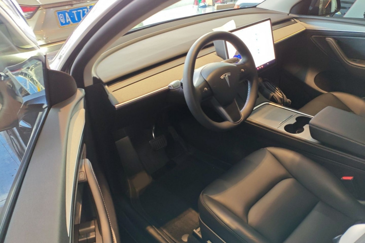 特斯拉 Model Y 2024款 长续航全轮驱动版中控内饰7003
