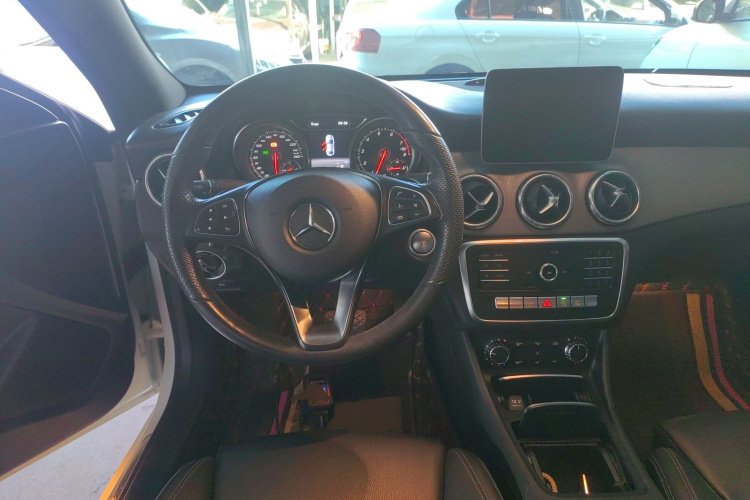 奔驰CLA 2019款 CLA 200 动感型中控内饰13