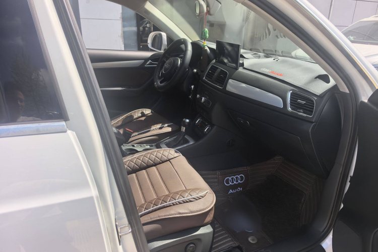 奥迪Q3 2015款 35 TFSI 进取型中控内饰7010